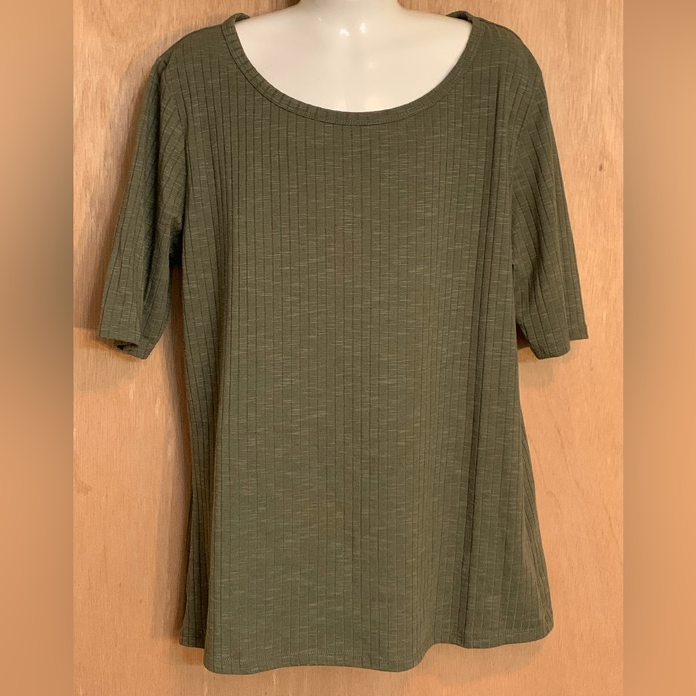 LuLaRoe short sleeve scoop neck shirt